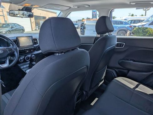 Used 2025 Hyundai Venue SEL FWD image 32