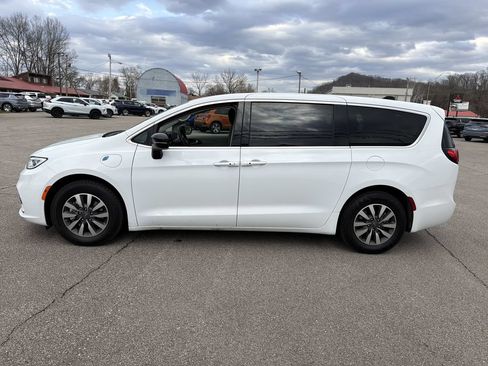 Used 2024 Chrysler Pacifica Limited FWD image 8