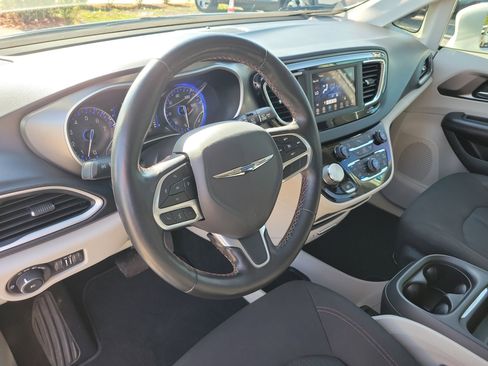 Used 2020 Chrysler Pacifica Touring w/ Cold Weather Group FWD image 22