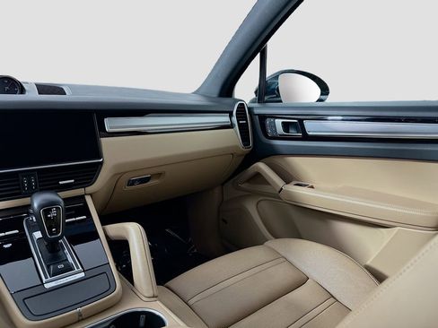 Certified 2022 Porsche Cayenne Platinum Edition image 26