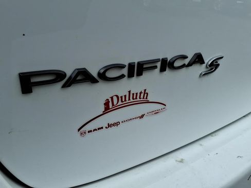 Used 2025 Chrysler Pacifica Limited FWD image 15