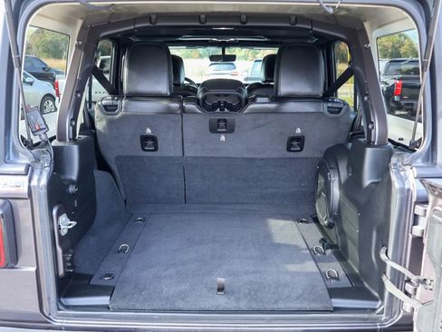 Used 2020 Jeep Wrangler Unlimited Sahara image 25