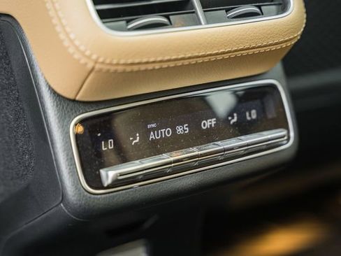 Certified 2025 Mercedes-Benz GLS 450 4MATIC image 38