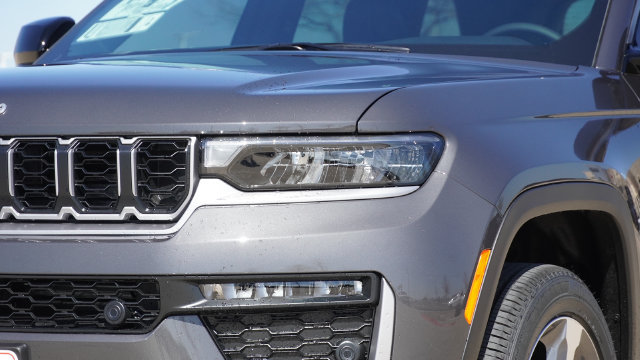 New 2026 Jeep Grand Cherokee Limited w/ Luxury Tech Group II RWD image 7