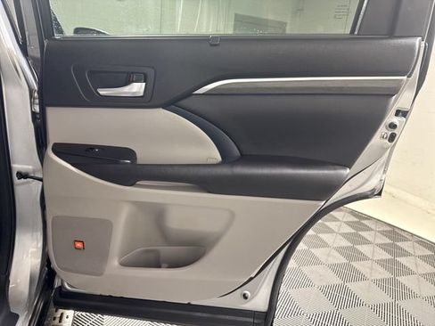 Used 2017 Toyota Highlander Limited AWD/4WD image 17