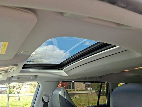 Used 2020 Toyota Highlander XLE image 16