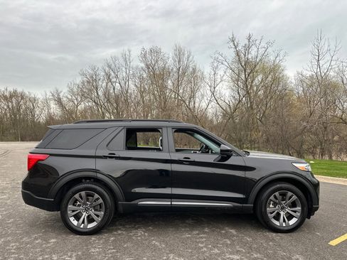 Used 2022 Ford Explorer XLT w/ Equipment Group 202A image 9