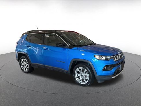Used 2025 Jeep Compass Limited AWD/4WD image 2