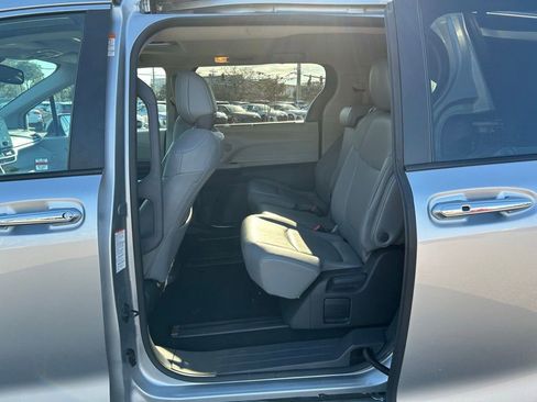 Used 2024 Toyota Sienna XLE FWD image 50