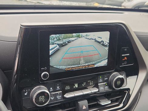 Used 2024 Toyota Highlander XLE AWD/4WD image 17