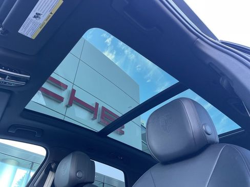 Certified 2023 Porsche Cayenne Platinum Edition image 22