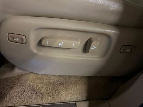 Used 2011 Lexus LX 570 4WD w/ Luxury Pkg image 10