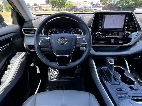 Used 2020 Toyota Highlander XLE AWD/4WD image 6