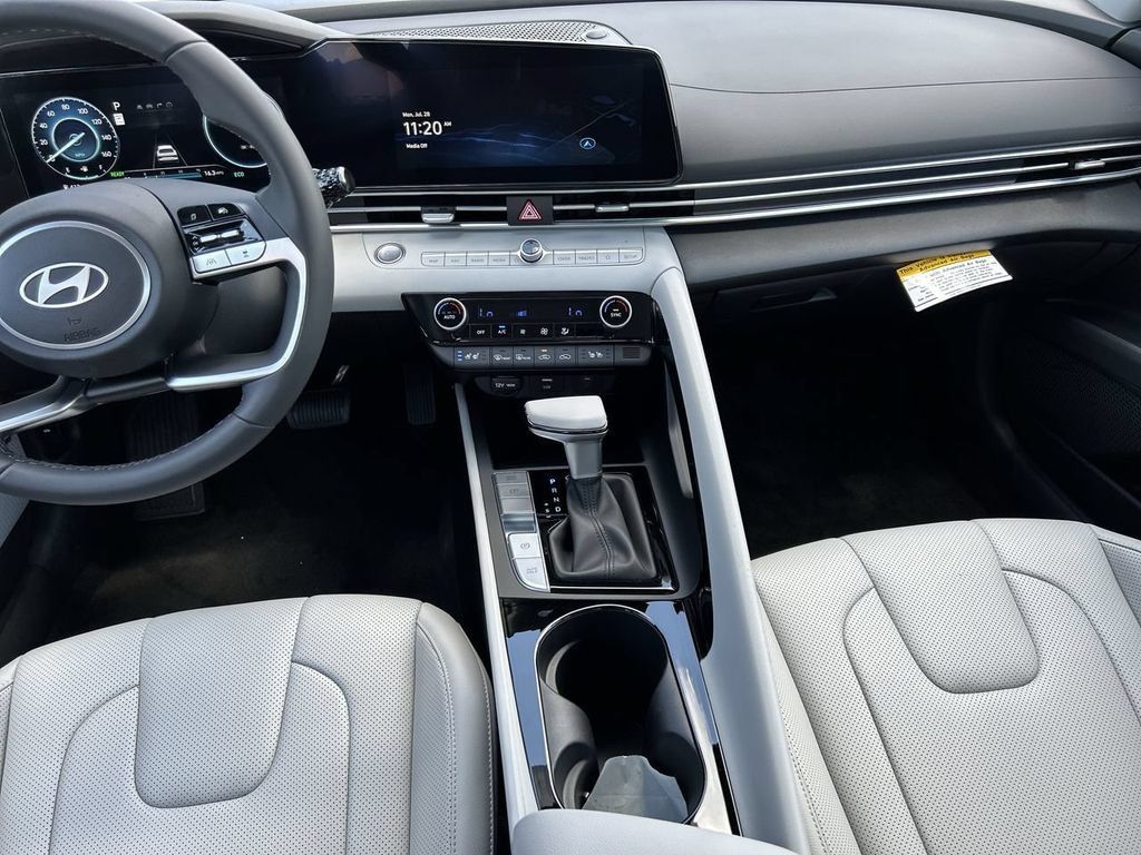 New 2025 Hyundai Elantra Limited FWD image 5