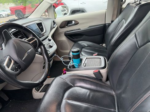 Used 2018 Chrysler Pacifica Touring-L Plus FWD image 6