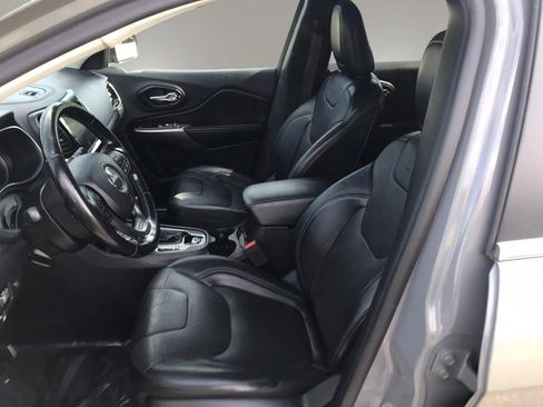 Used 2019 Jeep Cherokee Limited w/ Technology Group AWD/4WD image 2