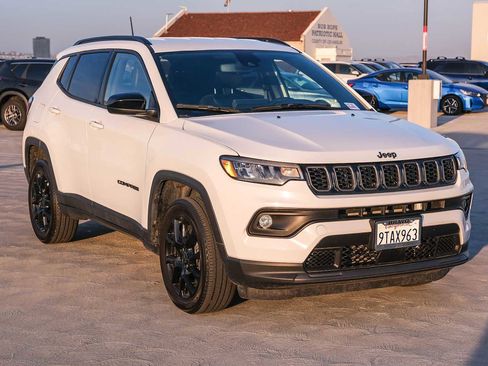 Used 2025 Jeep Compass Latitude w/ Altitude Special Edition AWD/4WD image 3