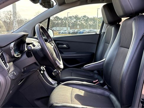 Used 2021 Chevrolet Trax LT w/ Midnight Edition image 13