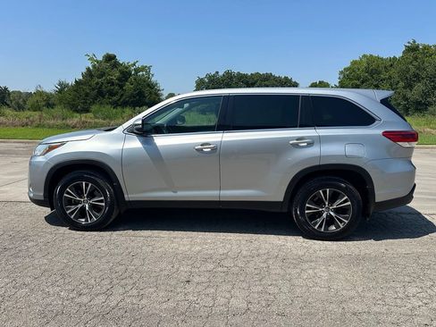 Used 2019 Toyota Highlander LE AWD/4WD image 8