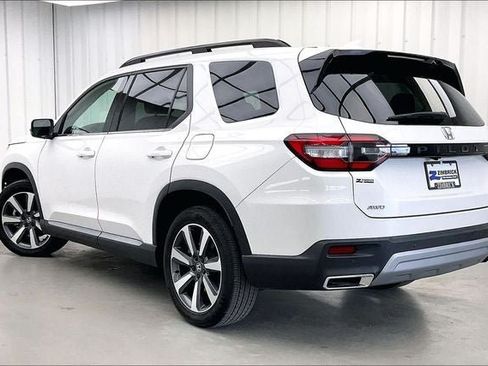 Certified 2025 Honda Pilot Touring image 11