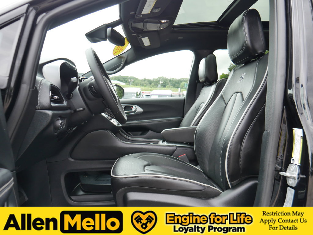 Used 2025 Chrysler Pacifica Limited FWD image 14