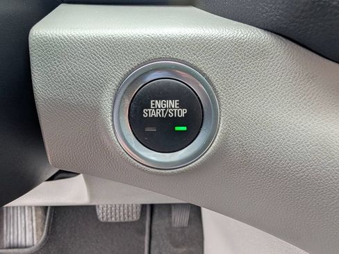 Used 2024 GMC Terrain SLE w/ Fleet Convenience Package FWD image 8
