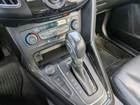 Used 2018 Ford Focus Titanium w/ Titanium Technology Package FWD image 12