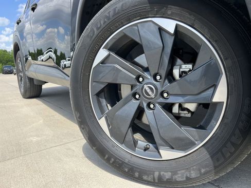 Used 2024 Nissan Rogue SV image 6