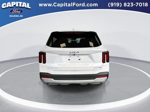 Used 2025 Kia Sorento LX FWD image 7