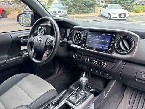 Used 2020 Toyota Tacoma TRD Off-Road w/ Technology Package AWD/4WD image 17
