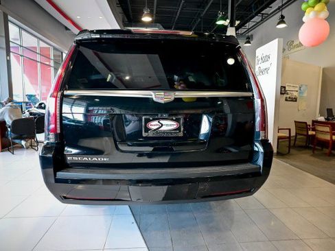 Used 2018 Cadillac Escalade ESV Luxury AWD/4WD image 6