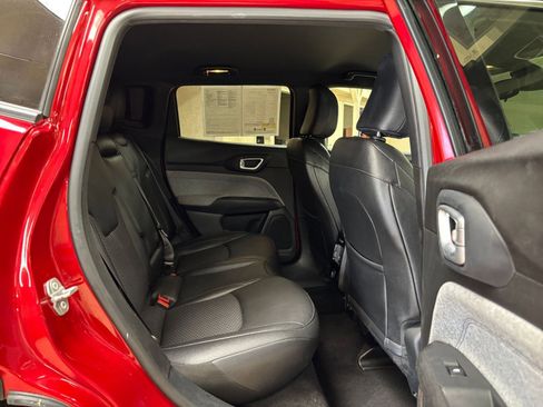 Used 2025 Jeep Compass Latitude AWD/4WD image 25