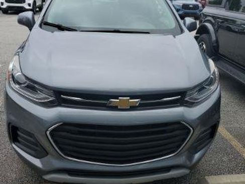 Used 2020 Chevrolet Trax LT w/ LT Convenience Package FWD image 3