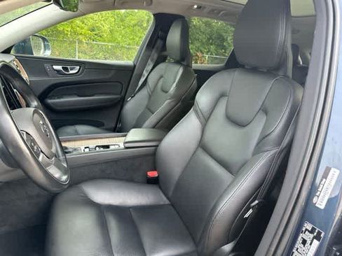 Used 2021 Volvo XC60 T5 Momentum w/ Premium Package AWD/4WD image 3