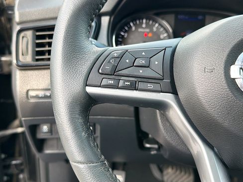 Used 2018 Nissan Rogue SV FWD image 36