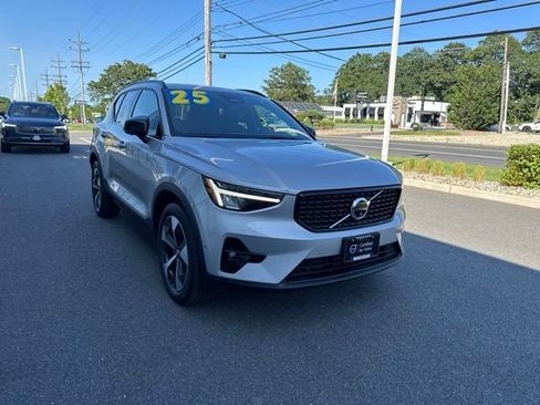 Certified 2025 Volvo XC40 B5 Plus AWD/4WD image 6