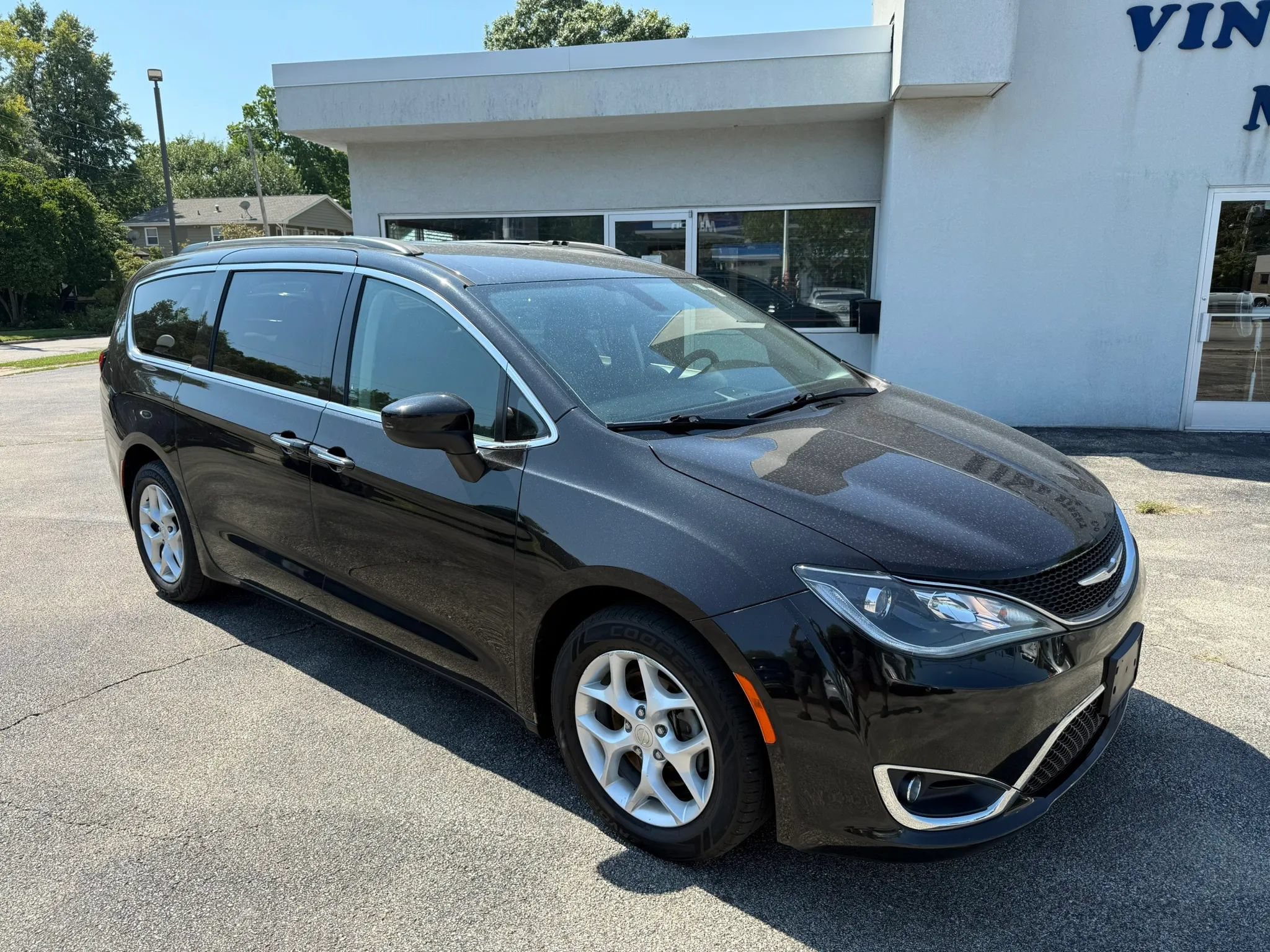 Used 2017 Chrysler Pacifica Touring Plus w/ Tire & Wheel Group FWD image 2