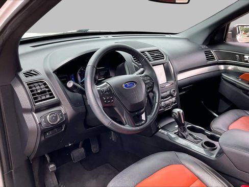 Used 2019 Ford Explorer XLT w/ Equipment Group 202A FWD image 17