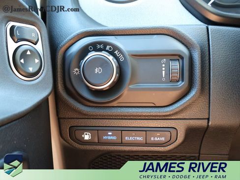 Used 2024 Jeep Wrangler Unlimited AWD/4WD image 29