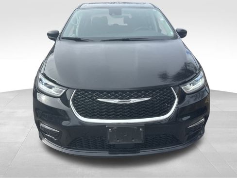 Used 2024 Chrysler Pacifica Touring-L image 3