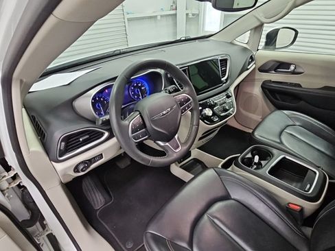 Used 2023 Chrysler Pacifica Touring-L FWD image 12