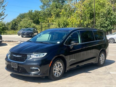 Used 2023 Chrysler Pacifica Touring-L FWD image 5