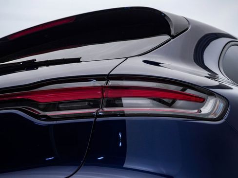 Certified 2022 Porsche Macan image 12