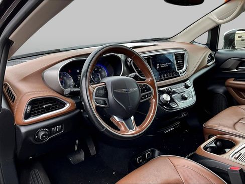 Used 2019 Chrysler Pacifica Limited w/ Advanced Safetytec Group FWD image 9