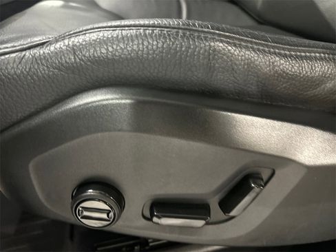 Certified 2022 Volvo XC60 B5 Momentum w/ Climate Package image 11