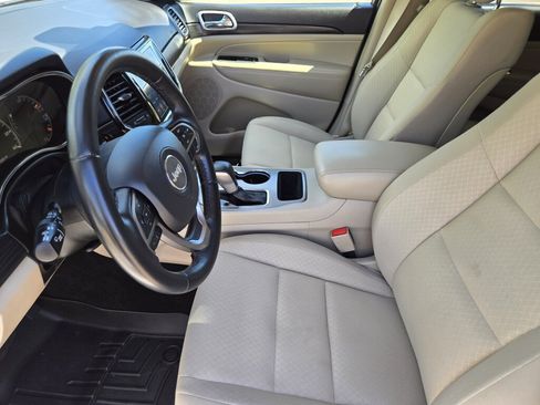 Used 2022 Jeep Grand Cherokee Laredo E AWD/4WD image 8