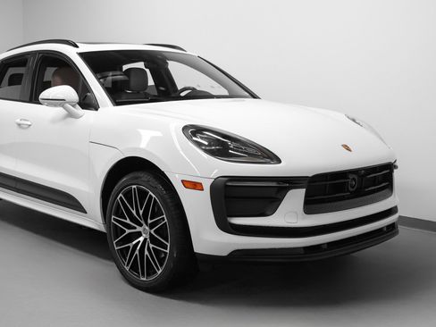 Certified 2023 Porsche Macan AWD/4WD image 9