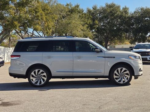Used 2022 Lincoln Navigator Reserve image 4