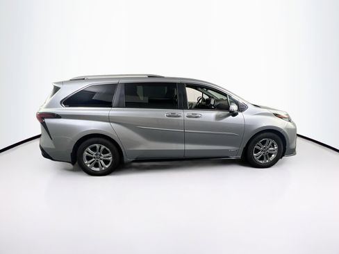 Used 2021 Toyota Sienna Platinum AWD/4WD image 4