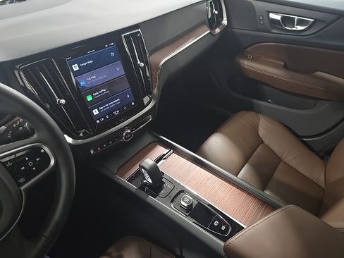 Used 2025 Volvo V60 B5 Cross Country Plus image 11